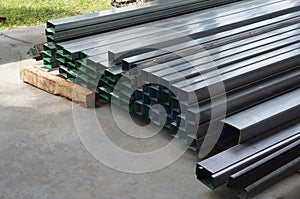 StackÃ¢â¬â¹ of rectangular metal pipes forÃ¢â¬â¹ constructionÃ¢â¬â¹ suppliesÃ¢â¬â¹